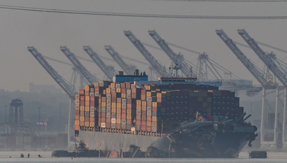 ByTheBayPhotos's tweet image. Last night's view of the Dali at the Francis Scott Key Bridge site before the ship was moved this morning. 

#KeyBridge #KeyBridgeNews #KeyBridgeCollapse #Baltimore