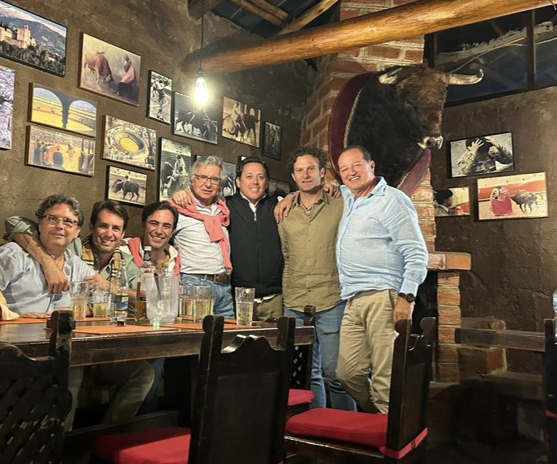 Gran felicidad haber tenido como invitado de honor en <a href="/lamoreria/">la moreria</a>.ec al amigo <a href="/frocarey/">Fernando Roca Rey</a> y haber disfrutado de un gran dia taurino con tan dilecto grupo de aficionados