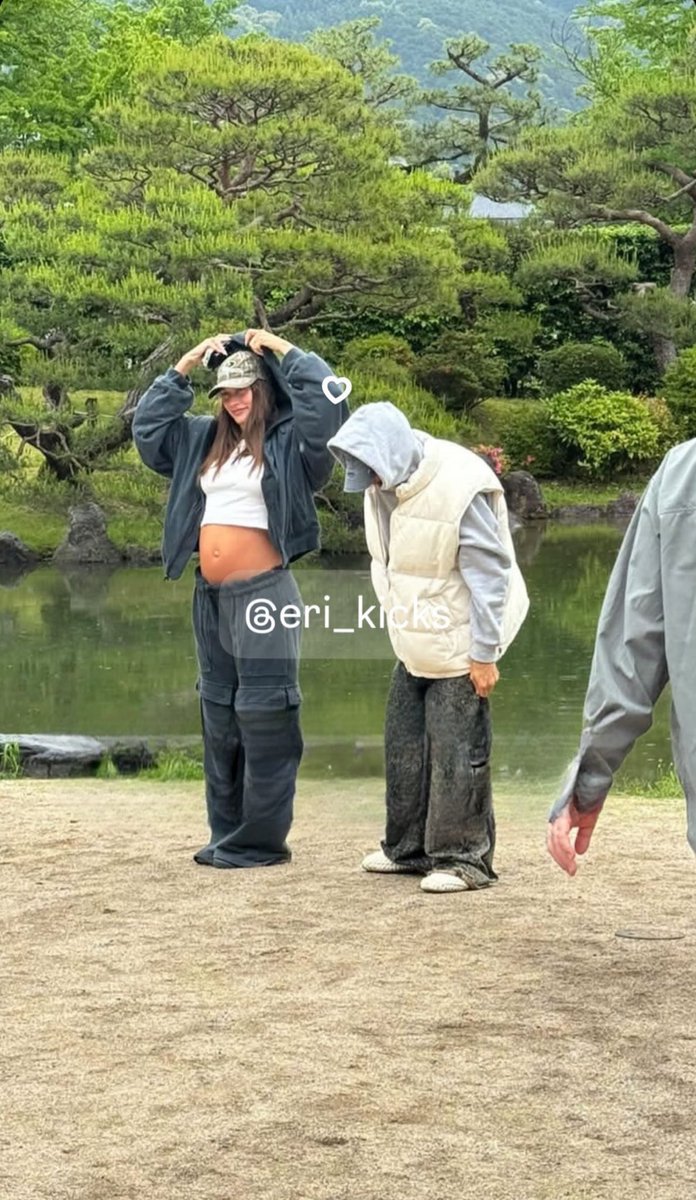 Outra foto de Justin Bieber e Hailey Bieber no Japão. (18/05) 🤰