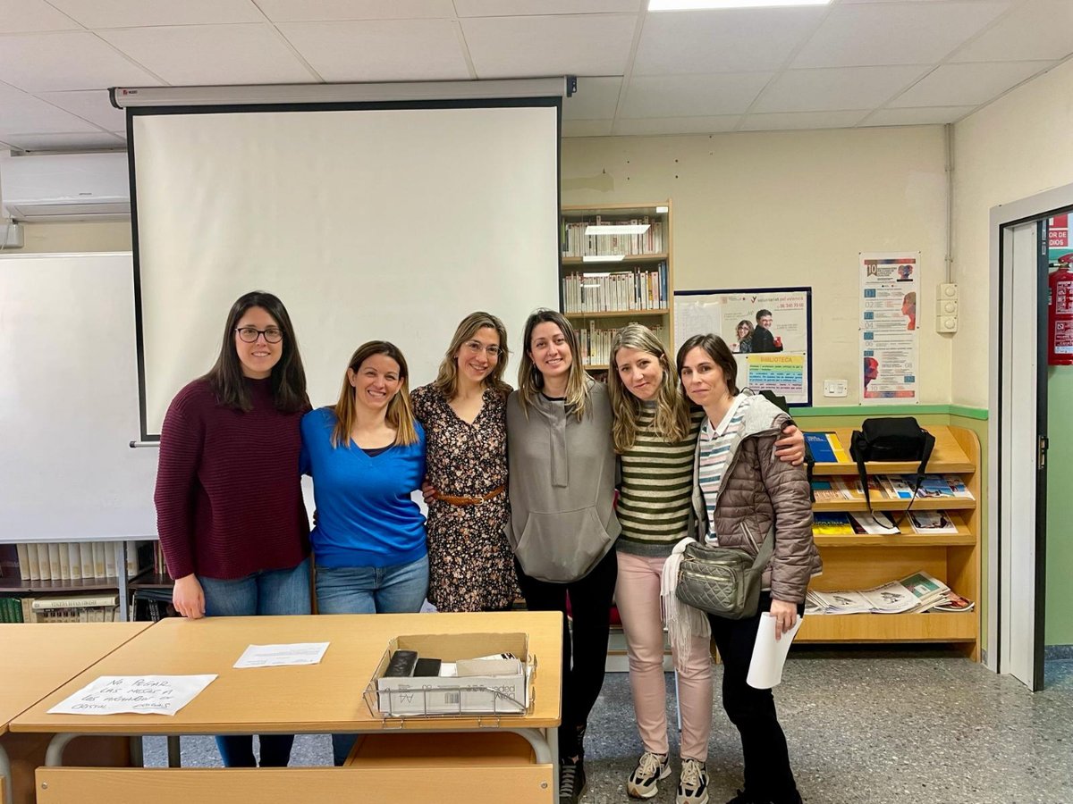Girls4STEMVLC's tweet photo. 📢 Nuestra #ExpertaSTEM en física especialista en Radiofísica, Irene Torres, visitó el centro IES Camp del Turia.
------------
📢 La nostra #ExpertaSTEM en física especialista en Radiofísica, Irene Torres, va visitar el centre IES Camp del Túria. https://t.co/h9PMlhSxcz