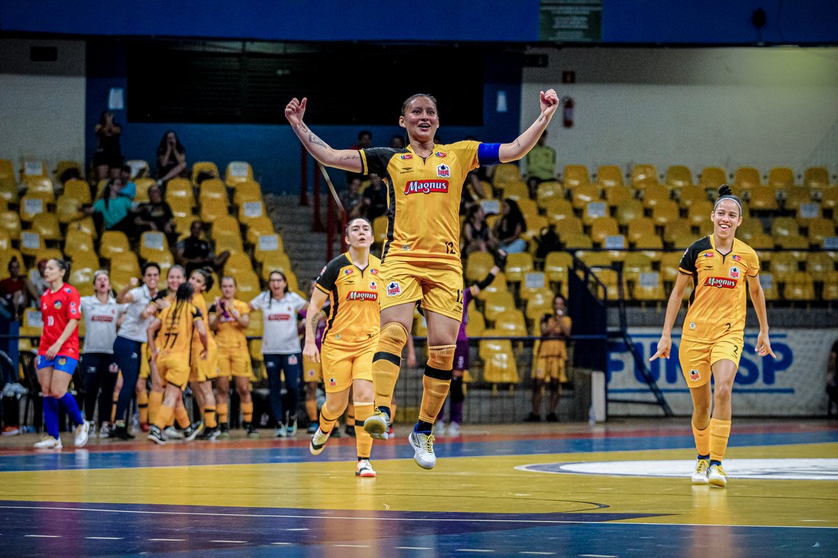 LigaLff's tweet photo. +3 na conta do @E_C_Taboao!
Em Campo Grande, UCDB/Pezão e Taboão/Magnus entraram em quadra pela 4ª rodada da LFF @sicredi.
A equipe paulistana venceu por 4x1, garantindo sua permanência no topo da tabela.
#futsaldelas #euamofutsalfeminino
📷: soanovfotografias https://t.co/LNs0xMWdyq