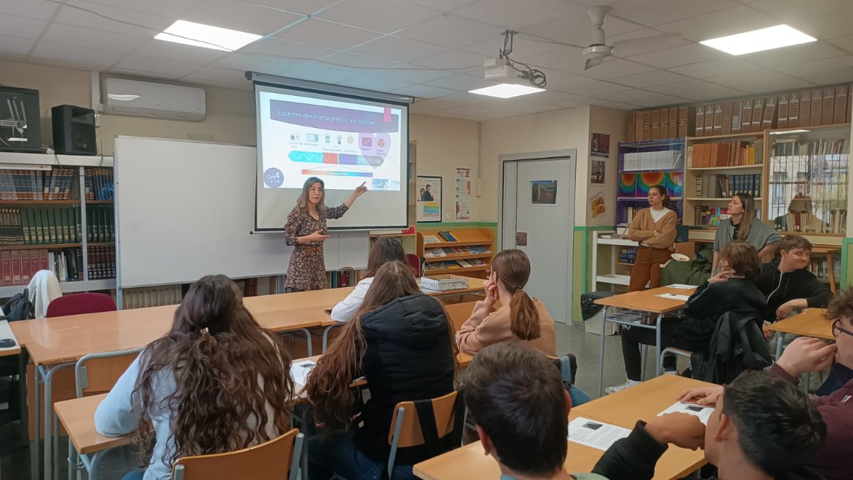 Girls4STEMVLC's tweet photo. 📢 Nuestra #ExpertaSTEM en física especialista en Radiofísica, Irene Torres, visitó el centro IES Camp del Turia.
------------
📢 La nostra #ExpertaSTEM en física especialista en Radiofísica, Irene Torres, va visitar el centre IES Camp del Túria. https://t.co/h9PMlhSxcz