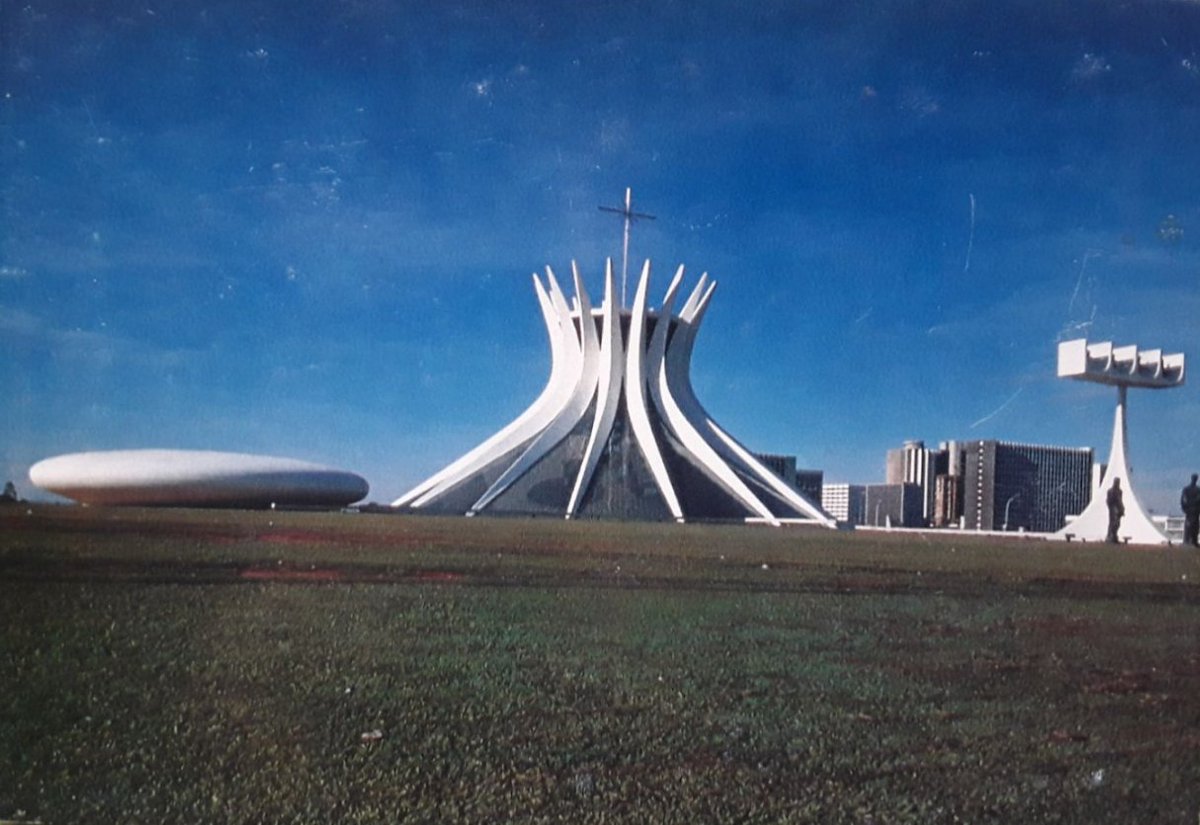 BRESIL Ville nouvelle de BRASILIA Brasil & la Cathédrale dite le coeur de Brasilia construite en 1958 , architecte Oscar NIEMEYER