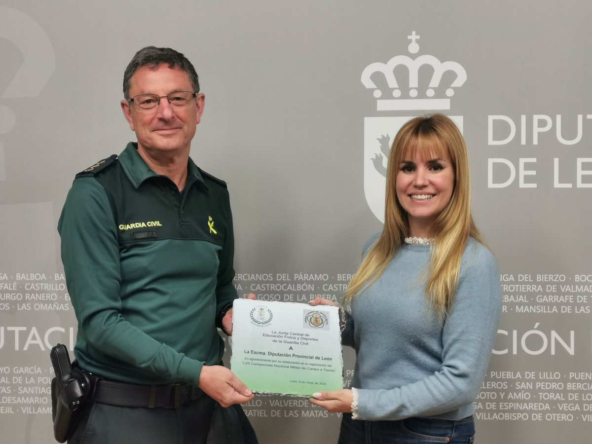 La diputada de #Deporte, Patricia Martínez, recoge la placa de la Junta Central de Educación Física y Deportes de la Guardia Civil entregada a la #DiputaciónDeLeón en agradecimiento por su colaboración en la organización del 'LXII Campeonato Nacional Militar de Campo a Través'