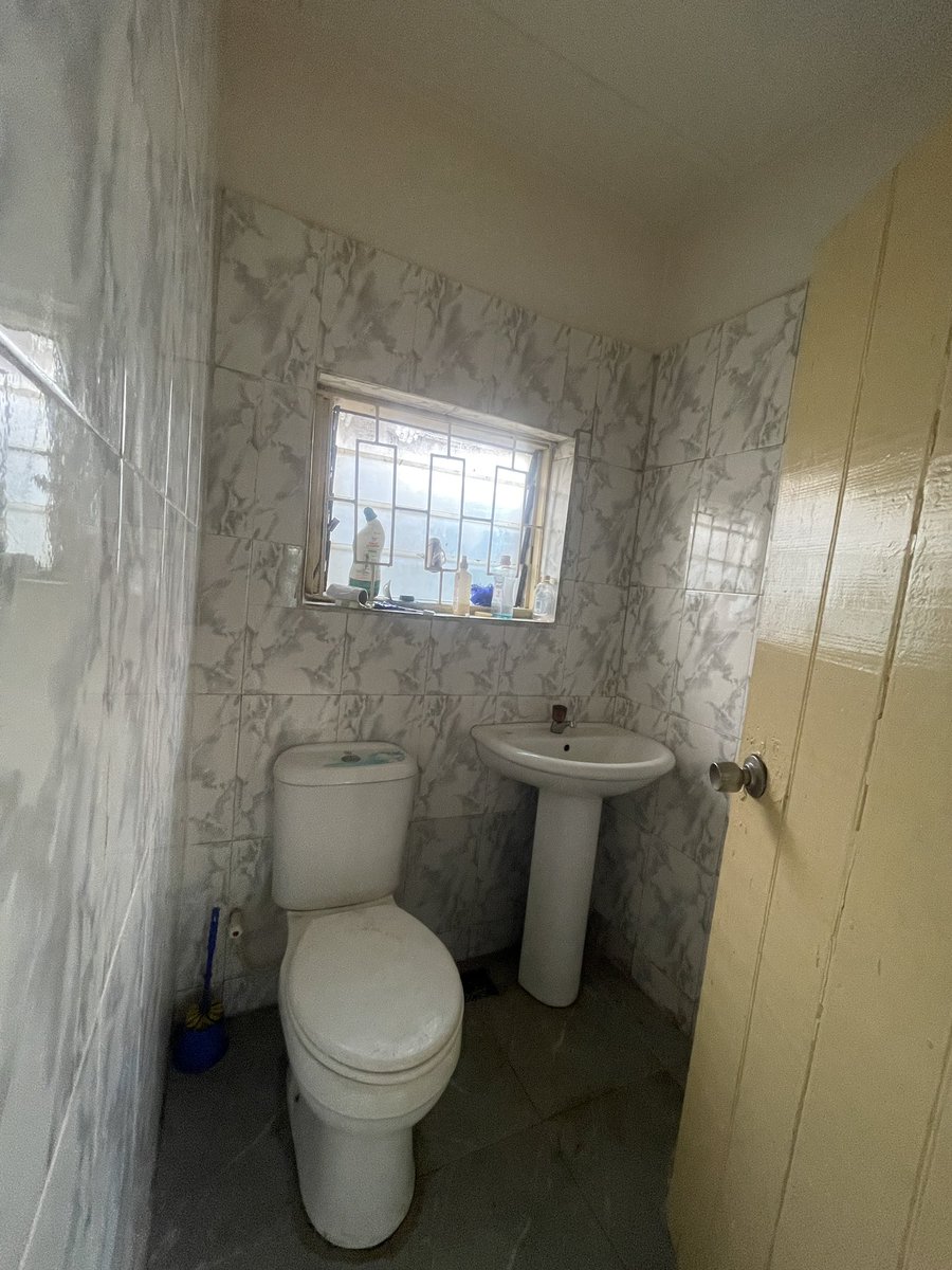 TO LET!!! FAST DEAL!!!

A WELL MAINTAINED MINFLAT SCREEDED WALLS, 1TOILET, 1BATH, PREPAID METER, KITCHEN CABINET, CAR PARK AND BORE HOLE WATER.

RENT: 1.5M YEARLY 

LOCATION: TAFAWA BALEWA CRESCENT OFF ADENIRAN OGUNSANYA SURULERE LGOS

PLS RT DM IF INTERESTED 🙏🏻