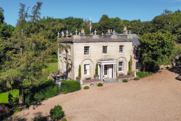 18th century elegance and some 6,500sq ft of space with views over the citadel of Rye trib.al/HdPQcF7