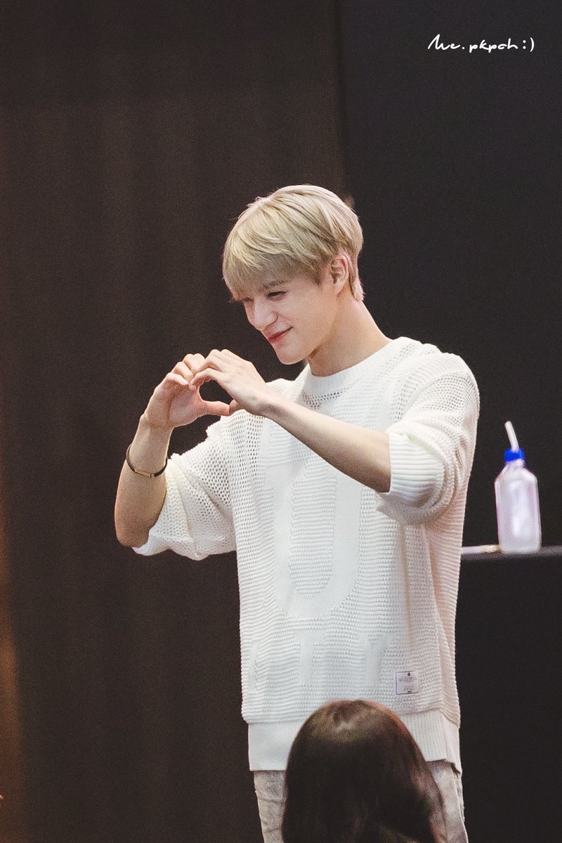 Me_Pkpch's tweet photo. แค่เค้าทำท่าเหมือนกันก็เขิน 👉🏻👈🏻 
เพราะชั้นเป็นสาววายยังไงล่ะ 

#JENO #제노 #JAEMIN #재민 
#NOMIN #젠잼
#ShopeexNCTDREAM_FansignandEvent https://t.co/VSV1sk1SmX