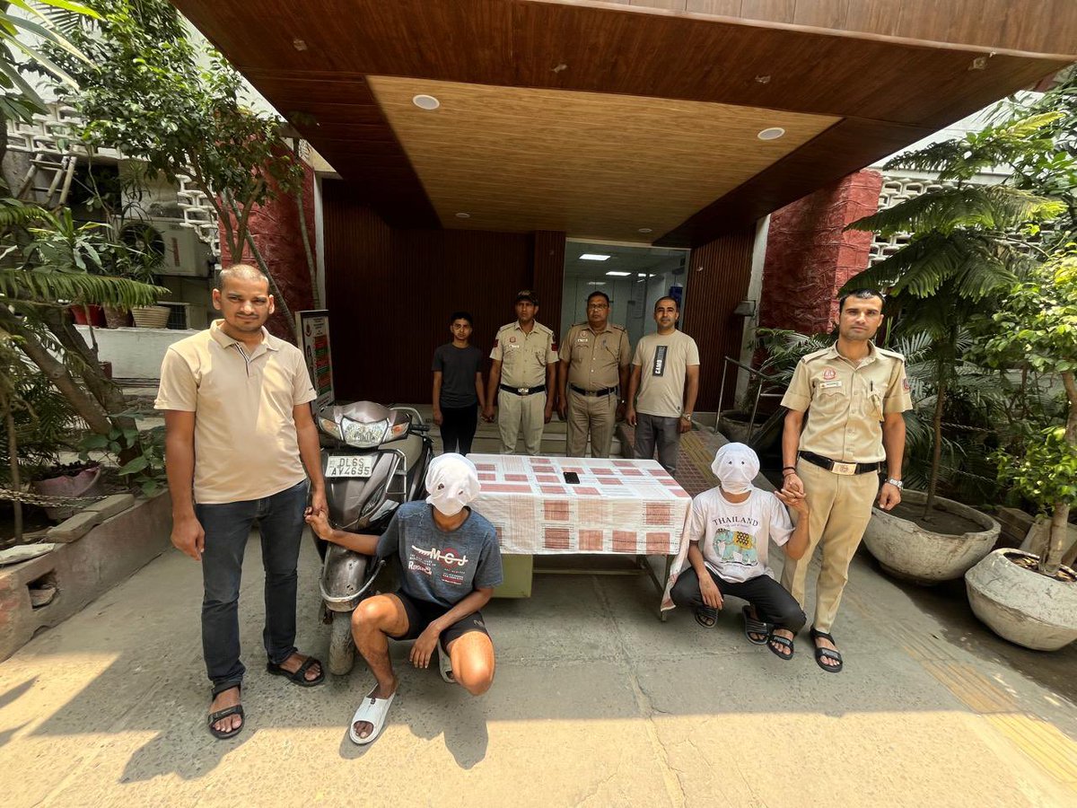 DCPCentralDelhi's tweet photo. #Snatchers_In_Net
Team of PS Pahar Ganj solves a snatching case within hours! Three snatchers and one CCL arrested. 

Recovered: snatched mobile phone and stolen scooty. Accused Rishi has a prior snatching case. 
Excellent teamwork and swift action! #DelhiPolice
#QuickResponse
#CrimeFighters
@LtGovDelhi 
@CPDelhi 
@Ravindra_IPS