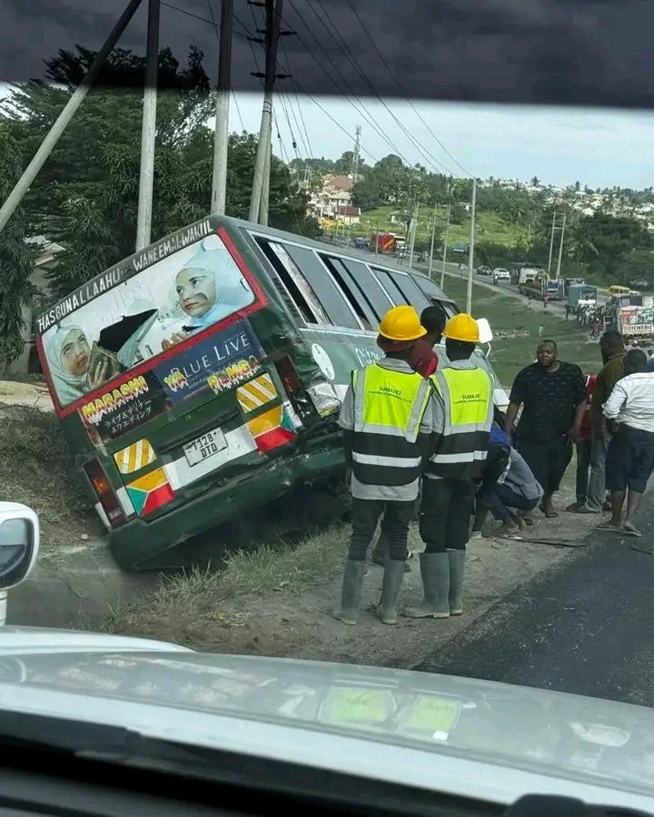 Ajali ya daladala kugongwa nyuma eneo la mteremko wa Mzinga Mbagala uelekeo wa Mtwara kabla ya daraja. Follow me @SabasAsenga