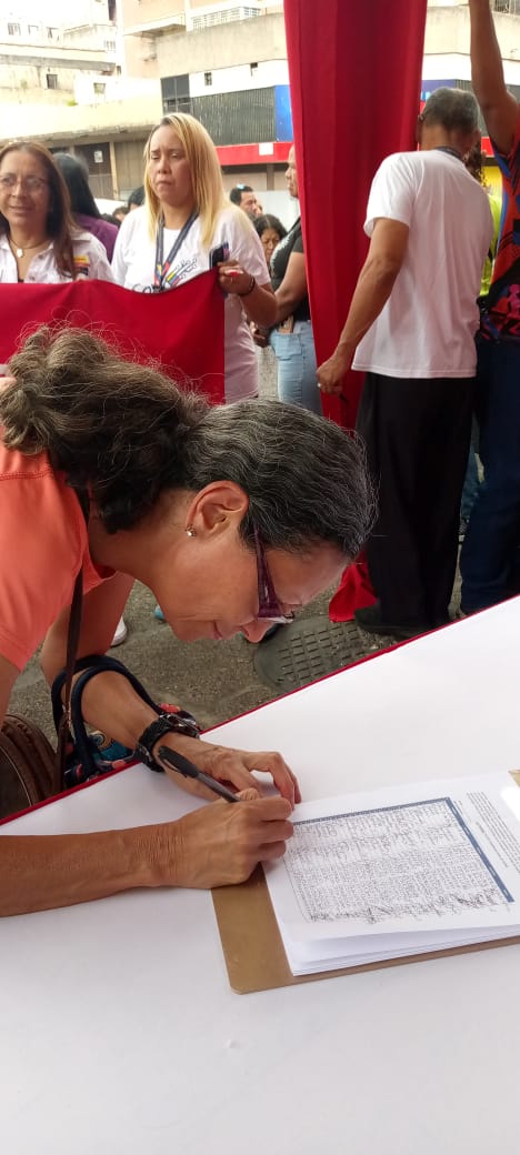 En la sede del @MPPEDUCACION Trabajadores expresan su rechazo a las sanciones durante la jornada de recolección de firma y sus manos en una pancarta, a fin de expresar su rotundo rechazo a las sanciones impuestas por EEUU contra Venezuela. #ConcienciaPatriótica @NicolasMaduro