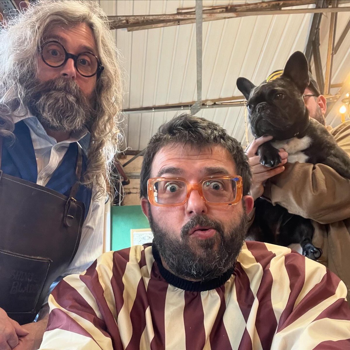 Popbangcolour's tweet photo. Haircut sir?
An unlikely trio in the barber chair @Dashingblades with Tilly off of twothings_music joining in. 💈✂️
If you’re visiting @FargoVillage check out the new clock graffiti artwork Dashing has had commissioned on the walls too 🕰️🎨
#DashingBlades #FargoVillage https://t.co/rnNBlALRFj