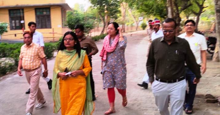 dm_hathras's tweet image. लोकसभा सामान्य निर्वाचन-2024 के अंतर्गत एम0जी0 पॉलीटेक्निक में विधानसभावार स्थापित स्ट्रांग रुमों में संरक्षित ई0वी0एम0 की सुरक्षा के दृष्टिगत जिला निर्वाचन अधिकारी @archana_ias2014 ने भ्रमण कर सुरक्षा व्यवस्था का जायजा लिया और आवश्यक दिशा निर्देश दिए।