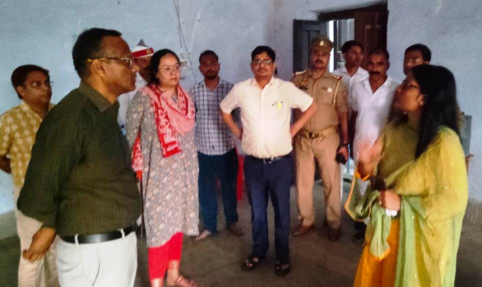 dm_hathras's tweet image. लोकसभा सामान्य निर्वाचन-2024 के अंतर्गत एम0जी0 पॉलीटेक्निक में विधानसभावार स्थापित स्ट्रांग रुमों में संरक्षित ई0वी0एम0 की सुरक्षा के दृष्टिगत जिला निर्वाचन अधिकारी @archana_ias2014 ने भ्रमण कर सुरक्षा व्यवस्था का जायजा लिया और आवश्यक दिशा निर्देश दिए।