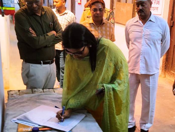 dm_hathras's tweet image. लोकसभा सामान्य निर्वाचन-2024 के अंतर्गत एम0जी0 पॉलीटेक्निक में विधानसभावार स्थापित स्ट्रांग रुमों में संरक्षित ई0वी0एम0 की सुरक्षा के दृष्टिगत जिला निर्वाचन अधिकारी @archana_ias2014 ने भ्रमण कर सुरक्षा व्यवस्था का जायजा लिया और आवश्यक दिशा निर्देश दिए।