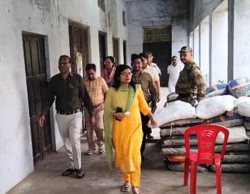 dm_hathras's tweet image. लोकसभा सामान्य निर्वाचन-2024 के अंतर्गत एम0जी0 पॉलीटेक्निक में विधानसभावार स्थापित स्ट्रांग रुमों में संरक्षित ई0वी0एम0 की सुरक्षा के दृष्टिगत जिला निर्वाचन अधिकारी @archana_ias2014 ने भ्रमण कर सुरक्षा व्यवस्था का जायजा लिया और आवश्यक दिशा निर्देश दिए।