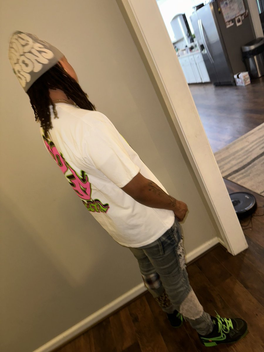isojuiicy's tweet photo. I can’t sneaky link, I’m to busy trynna beat da bricks 🧱💚 https://t.co/GbJvRgHjIf