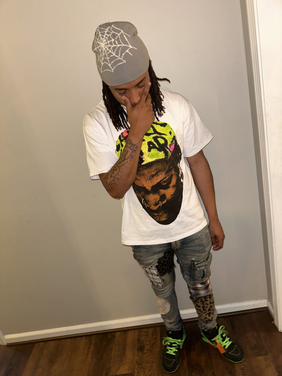 isojuiicy's tweet photo. I can’t sneaky link, I’m to busy trynna beat da bricks 🧱💚 https://t.co/GbJvRgHjIf