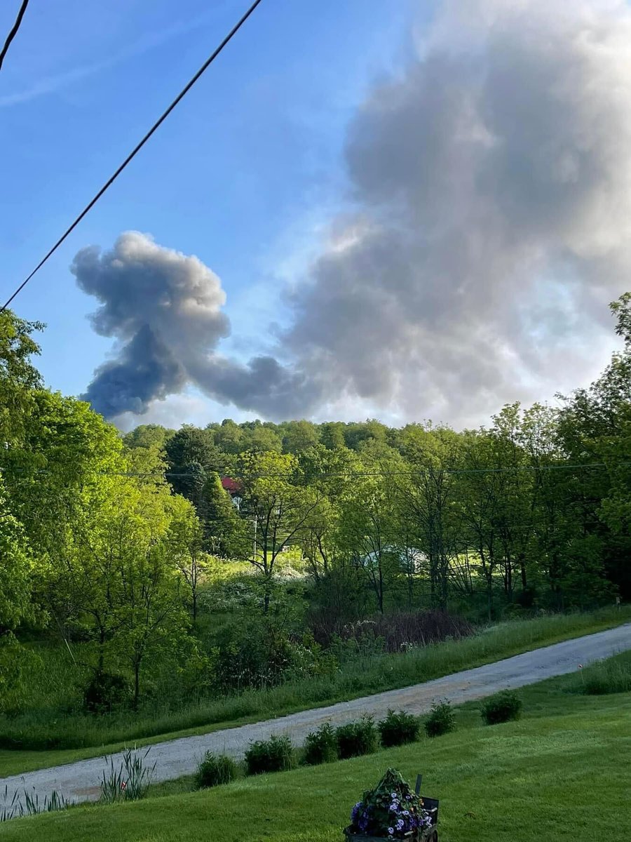 🚨🔥 HUGE FIRE at the nation's largest coal plant right now. A building storing diesel and other unknown chemicals at the Bailey Prep Plant in West Finley, PA caught fire early this morning and has released a massive plume of particulate matter and god knows what else.