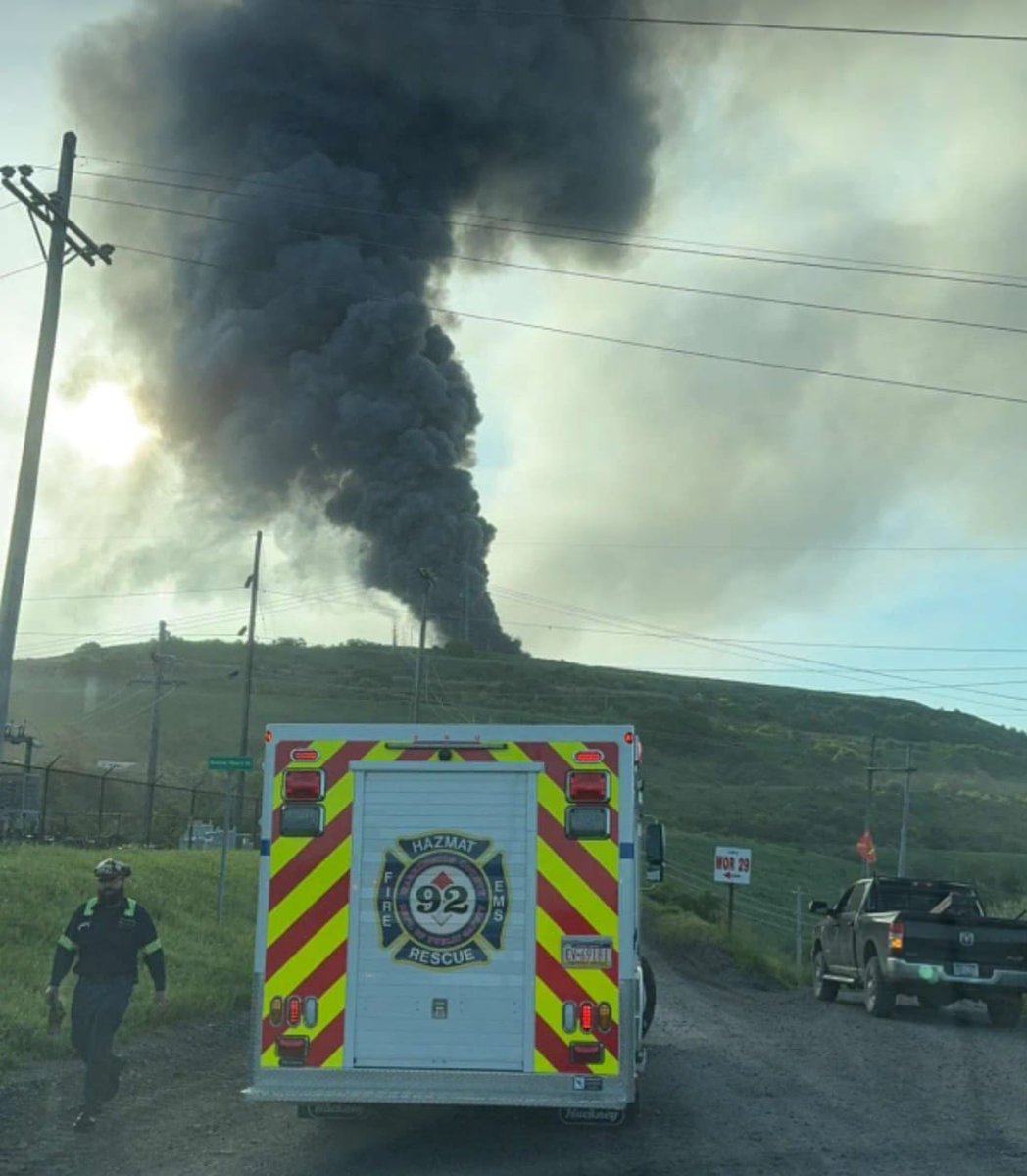 CoalfldJustice's tweet photo. 🚨🔥 HUGE FIRE at the nation's largest coal plant right now. A building storing diesel and other unknown chemicals at the Bailey Prep Plant in West Finley, PA caught fire early this morning and has released a massive plume of particulate matter and god knows what else. https://t.co/6FiVySITtX