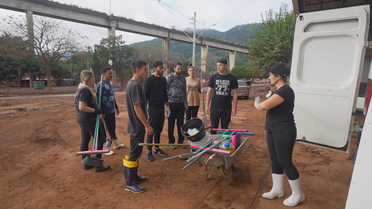 Mulher sai de SC com grupo de 21 pessoas para faxinar a casa de desconhecidos no RS: glo.bo/3WNeCGW #GloboRepórter