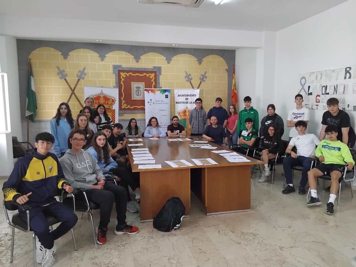 Los jóvenes de Martín de la Jara exponen su Decálogo municipal de Acción Climática, salud y bienestar ante el equipo de gobierno. – Redes que generan futuro buff.ly/4arL8l9