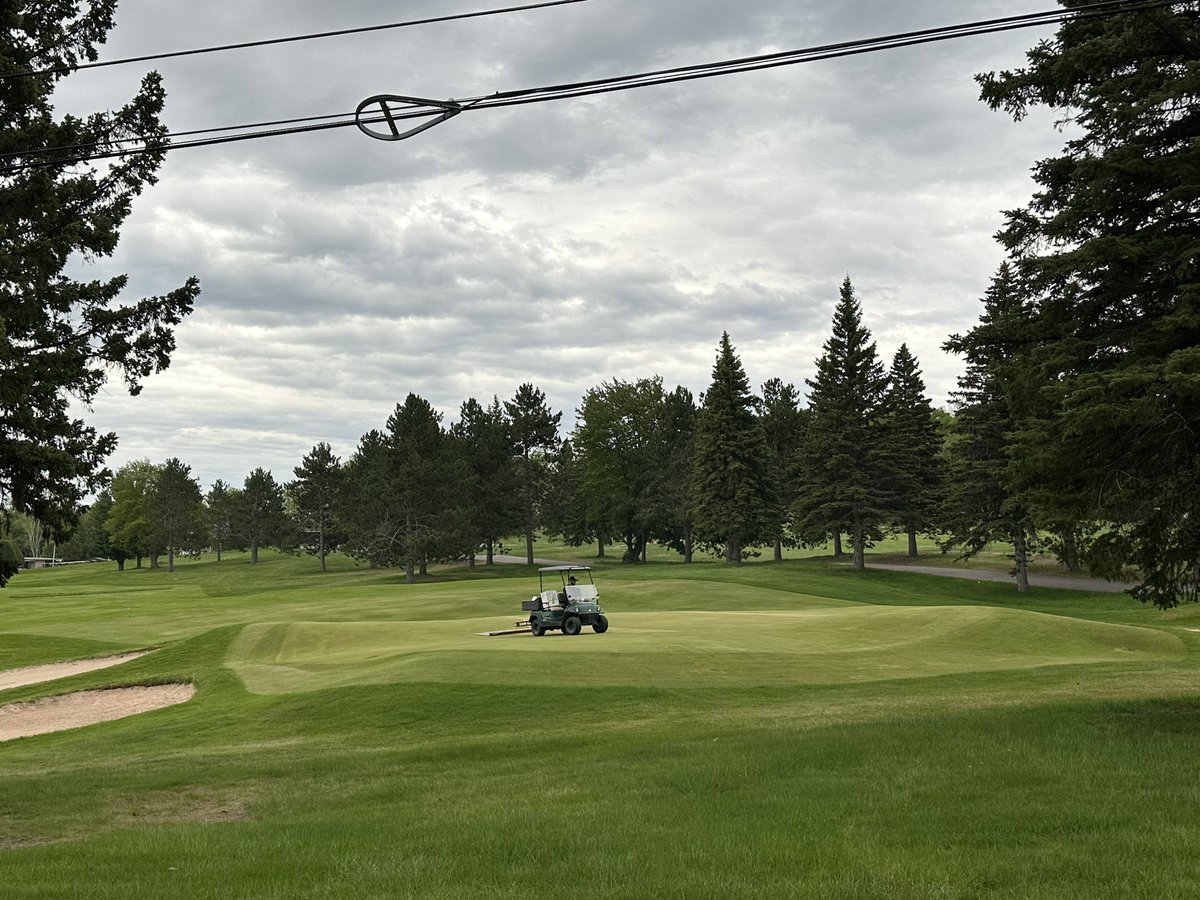 MarquetteGolf's tweet image. What a productive morning! Full mow on the short grass and a sand topdressing complete on the putting surfaces before the rain moves in! #TeamWork #GettingAfterIt #Heritage