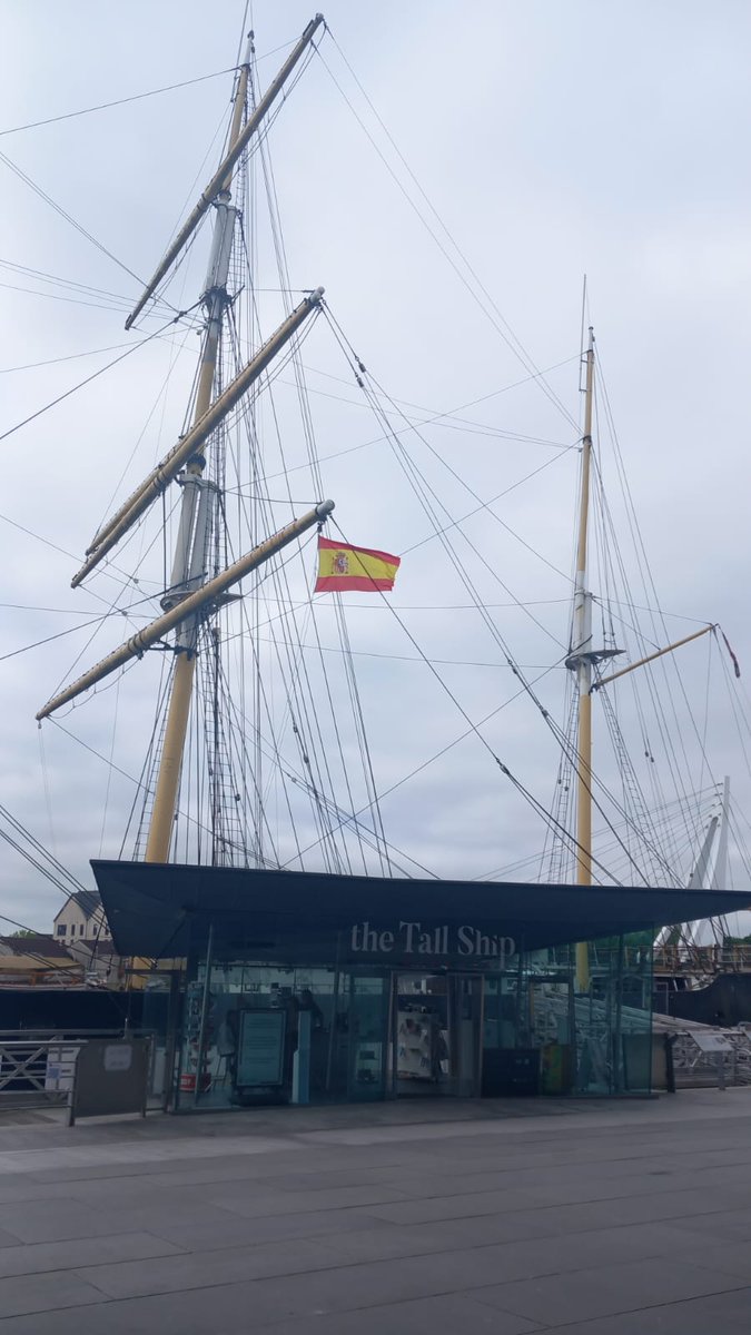 Hoy nuestra bandera ha vuelto a ondear en el mastil del Galatea, construido en Escocia en el siglo XIX y que durante 60 años fue buque escuela de la Armada Española.