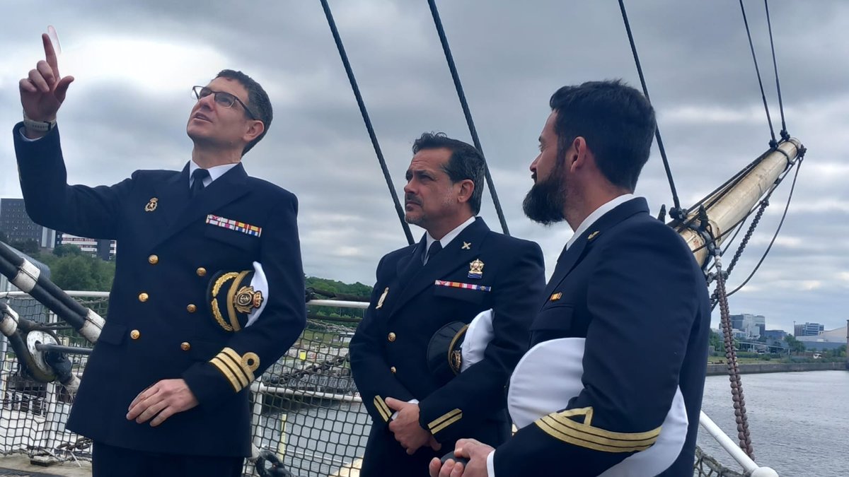 Gracias al almirante Joaquín Ruíz Escagedo y a los oficiales de la Fragata Almirante Juan de Borbón, de escala en Glasgow, por su visita al buque, uno de los grandes testimonios de la historia compartida entre españoles y escoceses.
