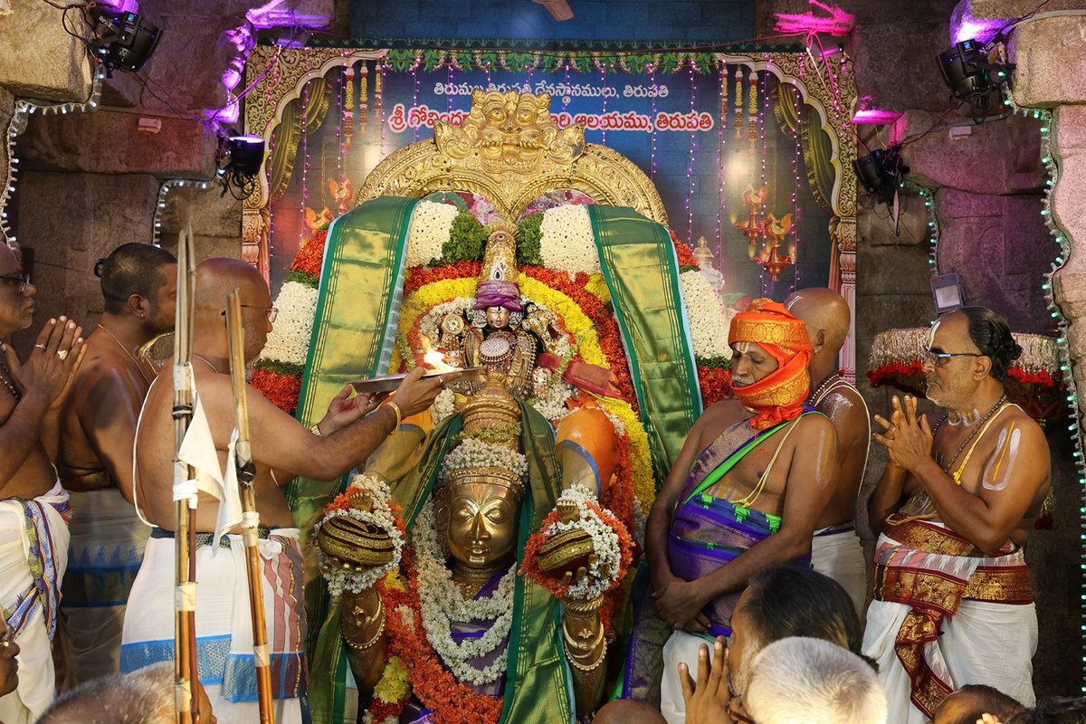 svbcttd's tweet photo. గరుడ వాహనంపై శ్రీ గోవిందరాజస్వామి కటాక్షం
#GarudaVahanam
#SriGovindarajaSwamy
#Tirupati
#TempleFestivals
#SpiritualJourney
#HinduTraditions
#Brahmotsavam
#DevotionalEvents
#Bhakti
#IndianFestivals
#SpiritualIndia
#TTDevasthanams
#TTD https://t.co/pclDa9HR45