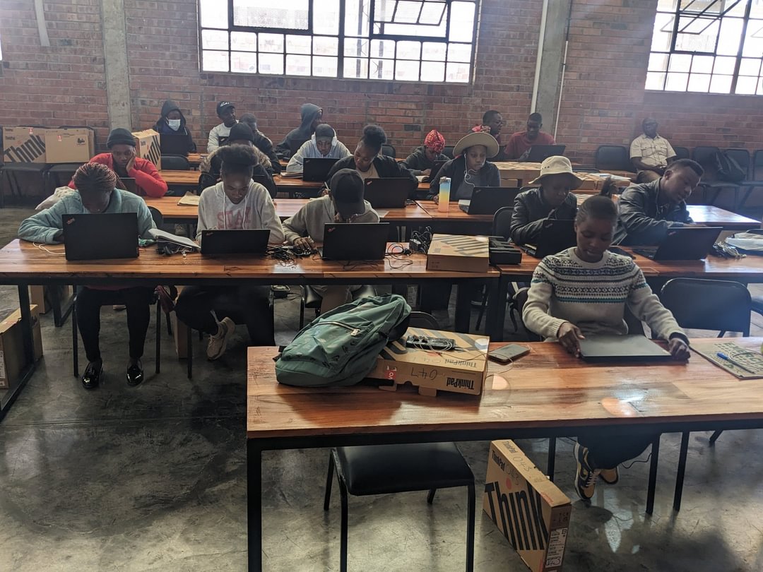 A shout-out to the City of Kings and Queens! Our Advanced Digital Skills for Youth students in Bulawayo are now immersing themselves in Google certifications across various tracks, including IT Support, Cybersecurity, Digital Marketing, and UX/UI Design.