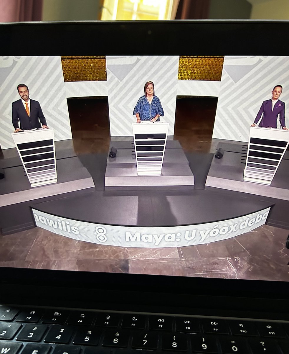 ajimenezm18's tweet photo. las niñas bonitas entregan su último ensayo de la maestría (!!), se compran un coca cola de dieta y ven el debate presidencial https://t.co/GUm7oc73jc