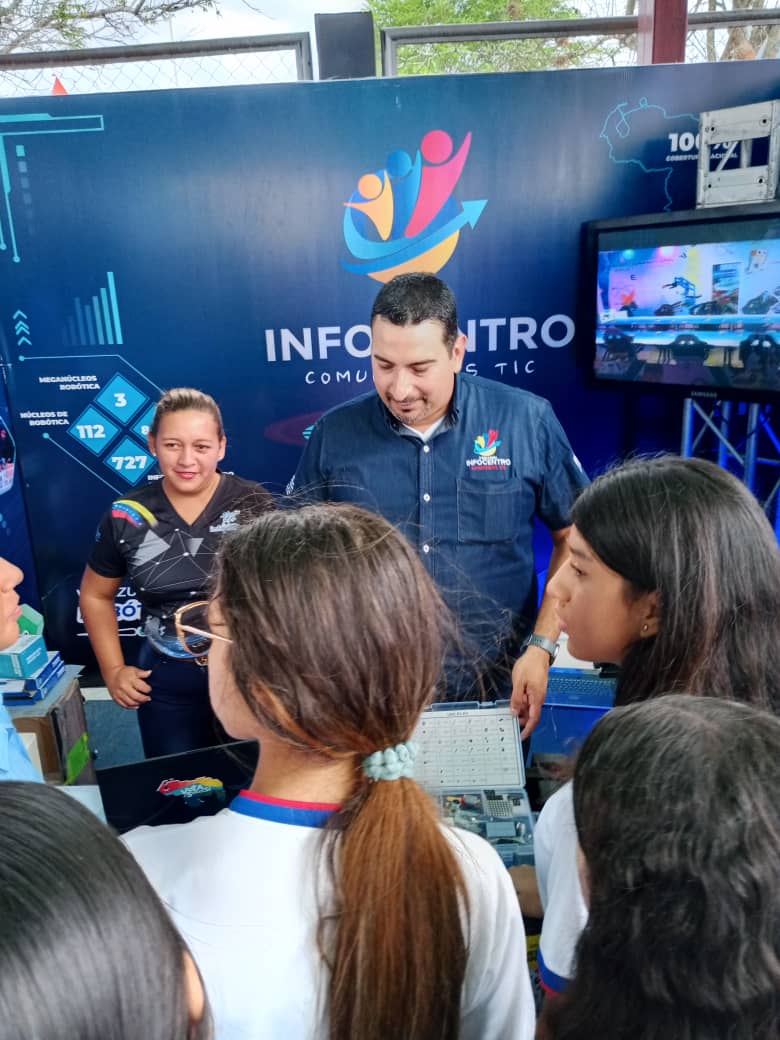 #InfocentroAlDia con #SemillerosCientificos en las Olimpiadas Regionales durante la Feria de Innovación en Barquisimeto en la Univeridad Politecnica Territorial Andrés Eloy Blanco Gimnasio Manuel Monsalve #OlimpiadasLara

<a href="/NicolasMaduro/">Nicolás Maduro</a>
<a href="/Gabrielasjr/">Gabriela Jiménez</a>
<a href="/cytdanmarys/">Danmarys Hernández</a>