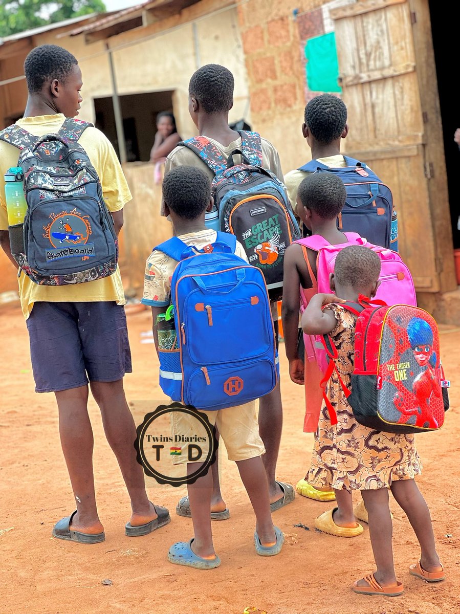 Finally, we have donated all the school items to the 6 children. Back 2 School located in Accra provided school items like school bags, shoes, lunch bowls and water bottles to each of the 6 children. Aside that, we also provided 2 brand new school uniforms for each of the