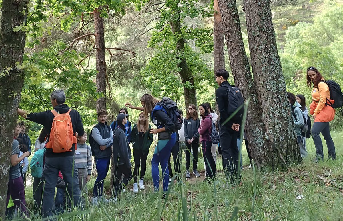 ijoaquinrodrigo's tweet photo. ¡Empezamos la semana con la #JornadaDeConvivencia que el pasado viernes reunio a los #Ecodelegados en el albergue del Escorial! ¡Allí compartieron su experiencia de #EscuelasSostenibles y crearon red con otros centros educativos! #GuárdameElSitio #joaquinrodriguismo https://t.co/1wKt8U3ORE