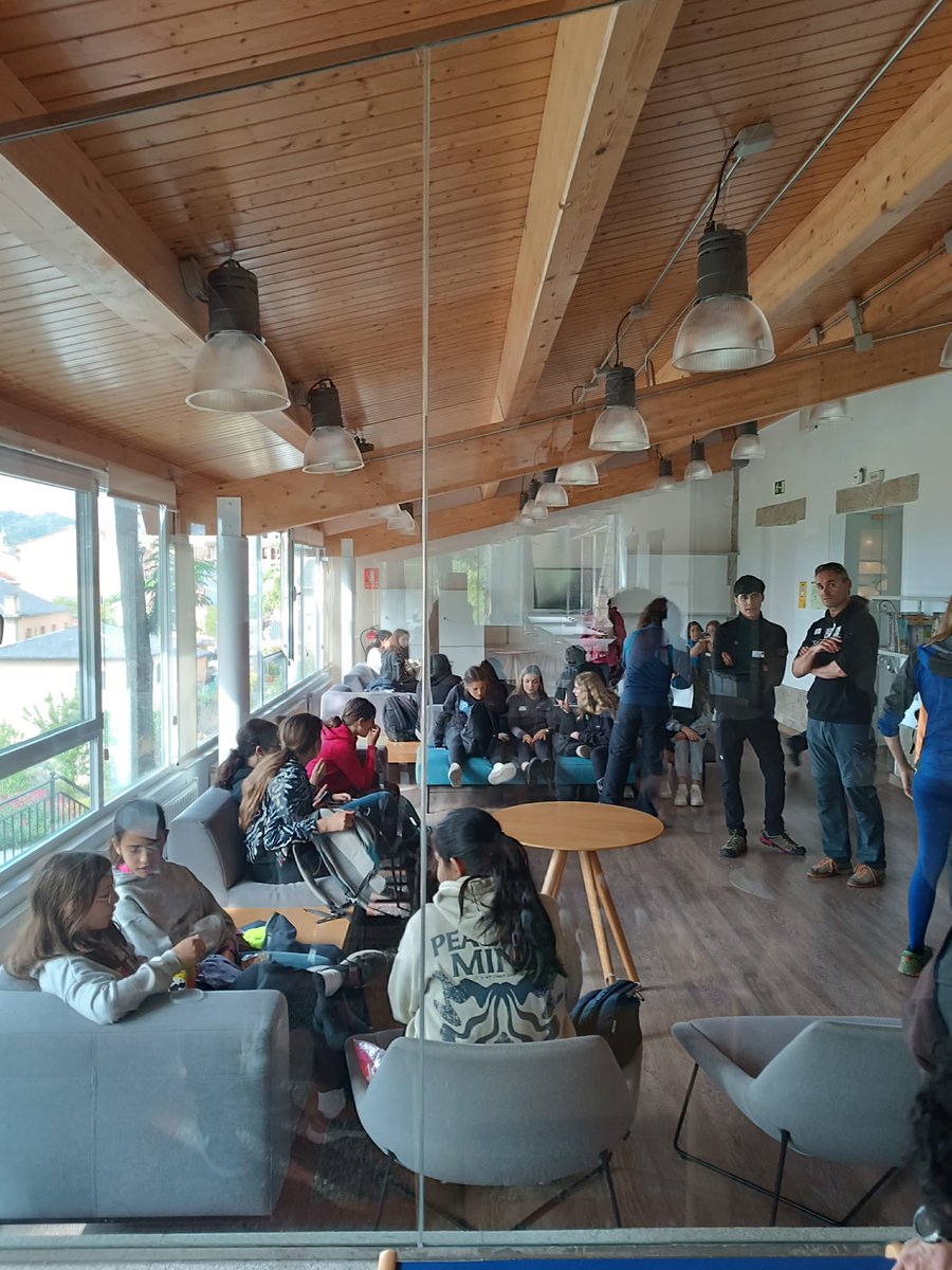 ijoaquinrodrigo's tweet photo. ¡Empezamos la semana con la #JornadaDeConvivencia que el pasado viernes reunio a los #Ecodelegados en el albergue del Escorial! ¡Allí compartieron su experiencia de #EscuelasSostenibles y crearon red con otros centros educativos! #GuárdameElSitio #joaquinrodriguismo https://t.co/1wKt8U3ORE