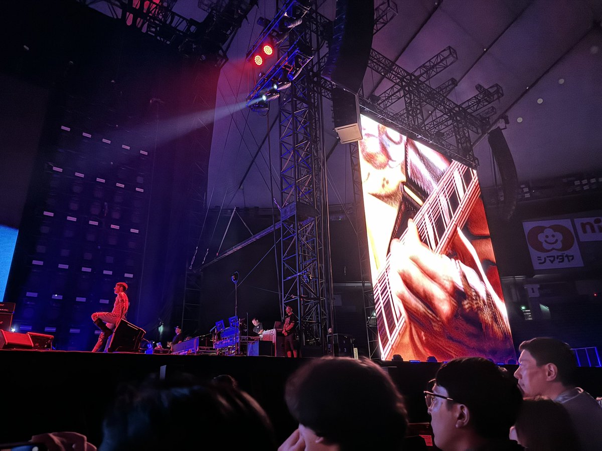 SHOsuccessvoice's tweet image. これが東京ドーム前列の風景。
昔見たレッチリのDVDの映像が目の前にあった。

しかも、お土産にジョンのピックを貰った。

神様ありがとう。
このご恩は音楽で返します。

#スピーカーに座る姿が世界一似合う男
#アンソニー