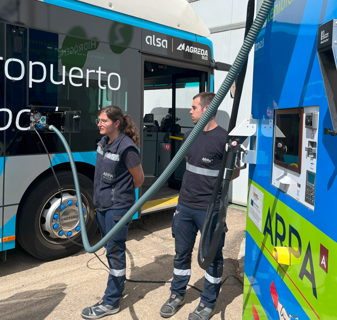 ARPA, ha realizado una demostración práctica de sus soluciones en este ámbito dispensando #HidrógenoVerde al tren H2 de CAF y a un autobús de la ruta Zaragoza-Aeropuerto operada por nuestro socio ALSA. 

👉ow.ly/kCNp50RNrwB