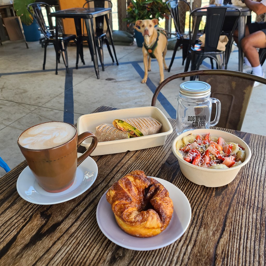 Kickstart your Monday with a delicious breakfast or brunch spread like this (and more!) at Dogtown Coffee!

#MondayMotivation #DogtownCoffee #burrito #acaibowl #bestcoffee