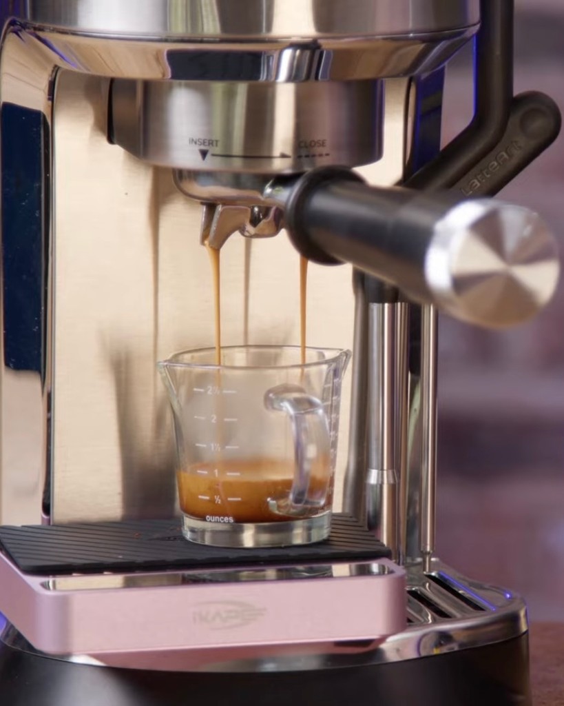 ukcoffeeblog's tweet photo. Would you rather have a (reusable) coffee cup instead of a hand, or a steam wand instead of a finger? 😆☝️💨
#coffee #coffeecup #milksteaming #coffeelover #baristalife https://t.co/vMOO8wYyVk