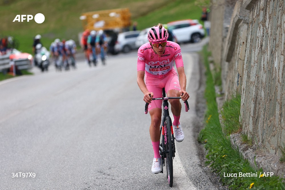 🚴 'Phénoménal', 'sur une autre planète' : en écrasant la concurrence sur le Tour d'Italie, Tadej Pogacar suscite l'admiration dans le peloton, qui voit en lui 'le champion d'une génération' #AFP ➡️ u.afp.com/5mfg