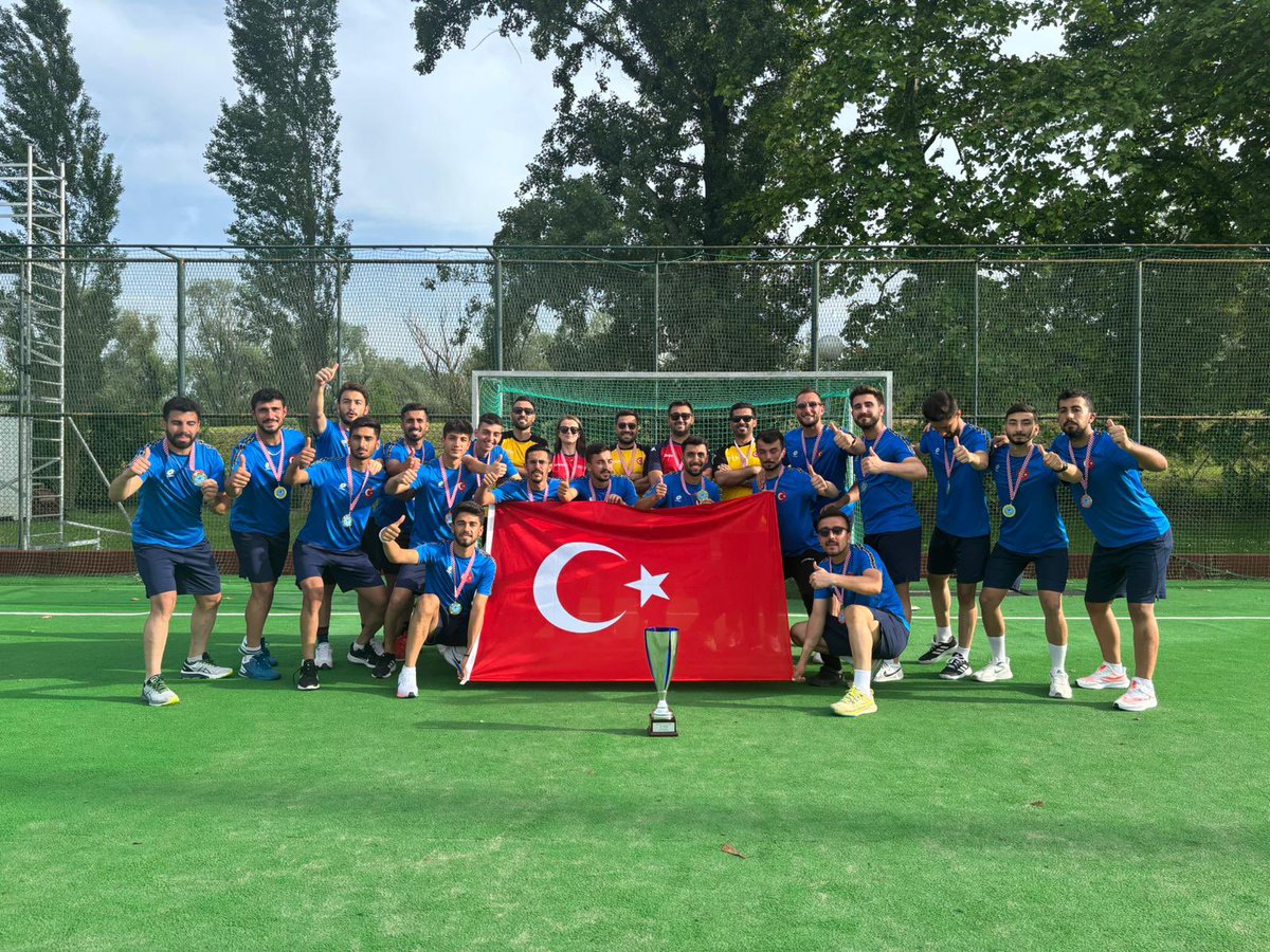 Geçtiğimiz günlerde Nizip Zeugma Erkek Takımımız Türk Hokey tarihinde bir ilki gerçekleştirerek çok önemli bir başarı elde etti. 🇹🇷 Zagreb’te düzenlenen Erkekler Açık Alan Hokeyi Kulüpler Avrupa Şampiyonası Trophy II’de ülkemizi temsil eden takımımız şampiyon olarak Avrupa’nın