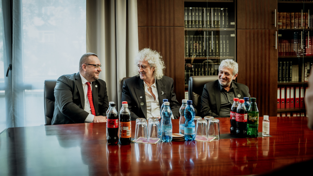 Gold Medals of CU were presented to astrophysicists Garik Israeli and Brian May, as well as the ESET company, in the historic Auditorium of Comenius University. uniba.sk/en/comenius-un…