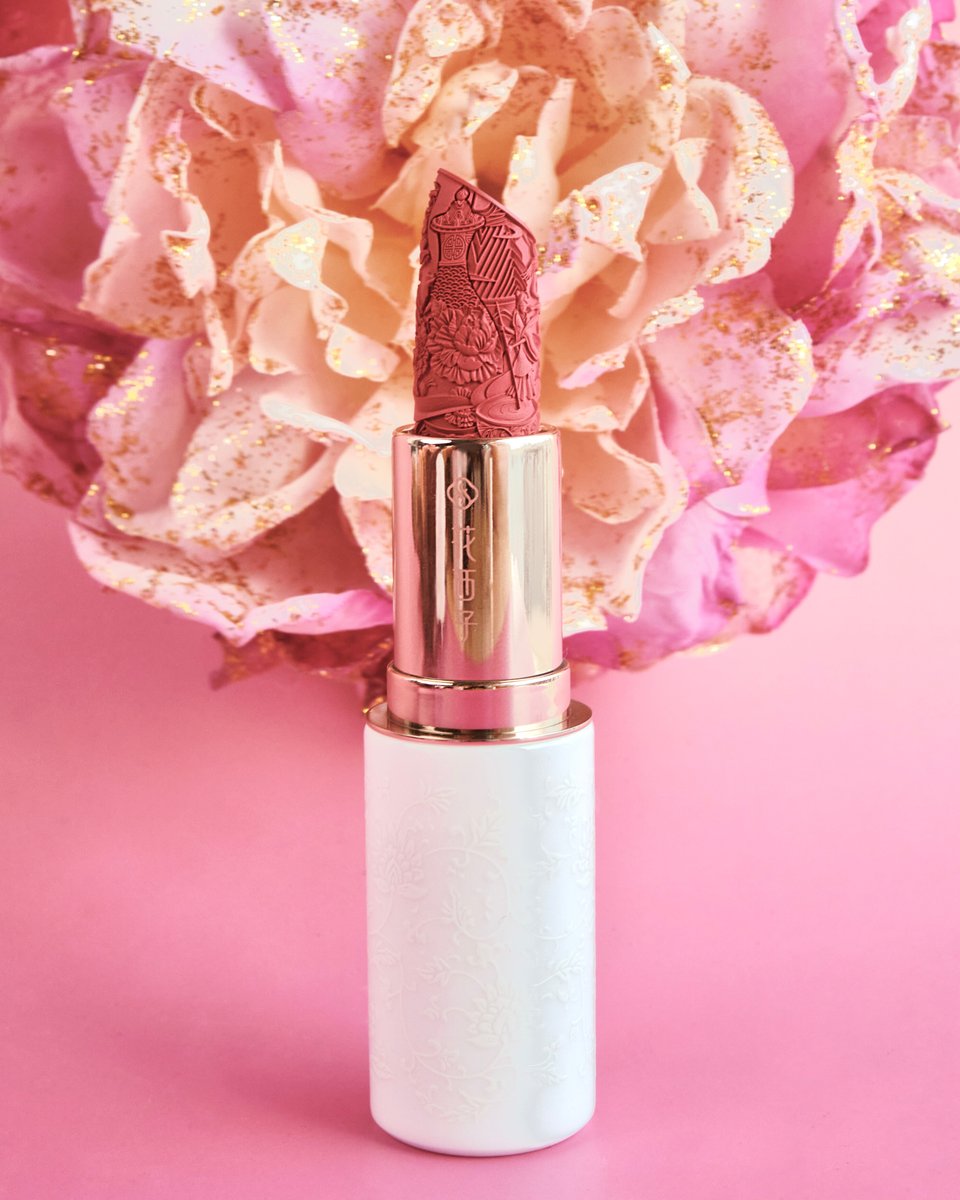 BLOOMING ROUGE PORCELAIN LIPSTICK in shade M304 Peach Petals🌸

Experience the weightless, misty matte texture that glides on effortlessly, enveloping your lips in luxurious color.

More details on florasis.com-Link in bio
#Florasis #FlorasisBeauty #Lipstickaddict