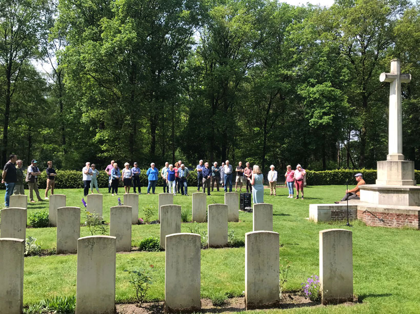 OWChronicles's tweet photo. Last week we had impressive guided tours at the Overloon War Cemetery. Despite changeable weather, visitors kept coming to experience the history of this special place. #wargravesweek #warcemetery #oorlogsbegraafplaats #overloon #landvancuijk 
https://t.co/DIpAaiXP05 https://t.co/53Mrj0Shgy