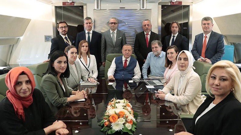 Gazeteci Ahmet Hakan: 🔺'Erdoğan’ın gezilerinde otel parasını yemek parasını gazeteciler ödüyor.' 🔺'Gazetecilere ayrılan koltuklar da ekonomi sınıfıyla eşdeğer.' 🔺'Ekrem İmamoğlu ile yurtdışı gezisine katılan gazeteciler otel parasını, yemek parasını kendileri mi ödediler?'
