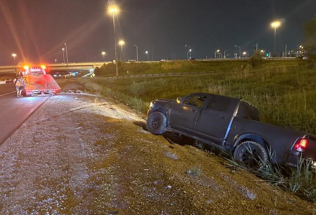 Sunday night at 11:30 PM, #AuroraOPP officers responded to a 3-vehicle collision #Hwy400SB & Teston. 3 people to hospital, minor injuries. 35 yr old male, Toronto arrested & charged #DangerousOperation, #Over80 & #ImpairedDriving #90DayLicenseSuspension & #7DayVehicleImpound.^nm