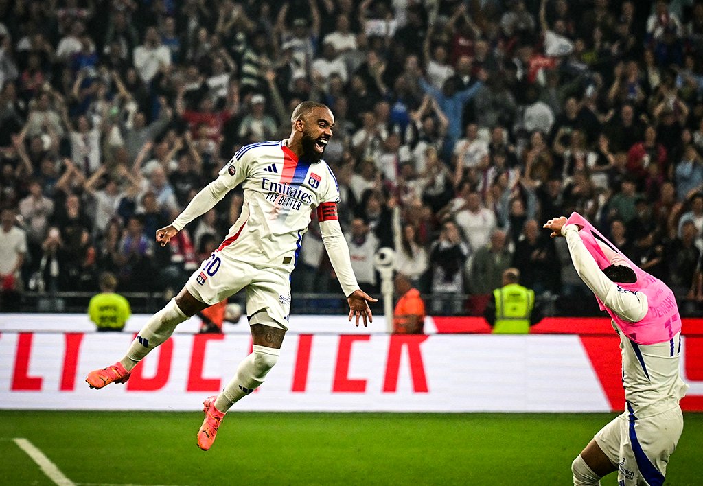 brfootball's tweet image. Lyon were bottom of the league in September.

They were still in the relegation zone in December.

Pierre Sage took over just before the new year.

They went on to win 12 games since January to fight back up to sixth and earn a Europa League spot.

Incredible 🔴🔵⚪