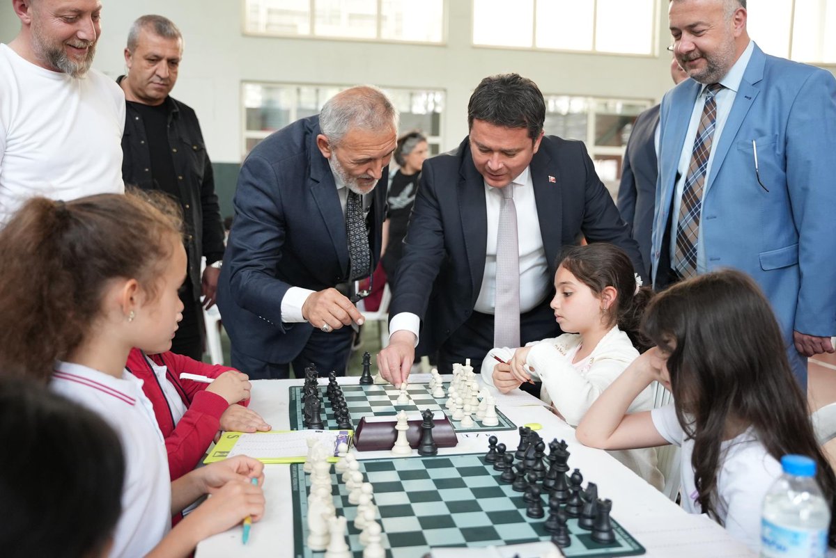erkanecz's tweet photo. Satranç zeka işidir. Bir sonraki hamlenin ne olacağını bilmezseniz, piyon olmaktan başka çareniz yoktur. 

Her hamlenin değerini bilen çocuklarımızla Belediyemiz tarafından düzenlenen Mİnikler A-B İl Birinciliği Turnuvası'nın ilk hamlesini Osmangazi Belediyespor Kulübü Başkanımız Fatih Karayılan ile birlikte yaptık. Başarılar diliyorum. ♟️
