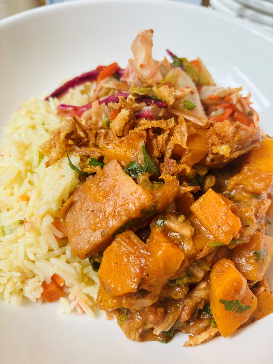 Today in St Peter's EDUkitchen we are serving; - Braised Jackfruit and Butternut Squash served with Coconut Rice - Baked Cod Loin served with Lightly Crushed New Potatoes - Grilled Chicken Caesar Salad #greathospitalfood @LoveBritishFood p.s. don't forget your ice cream 🍦🍦