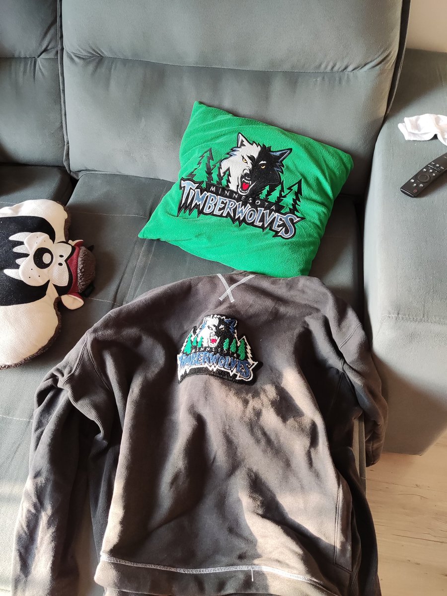 MINTWolvesBR's tweet image. Toda semana escolho um casaco diferente pra aguentar o ar condicionado do trampo.. o dessa semana não podia ser outro né?